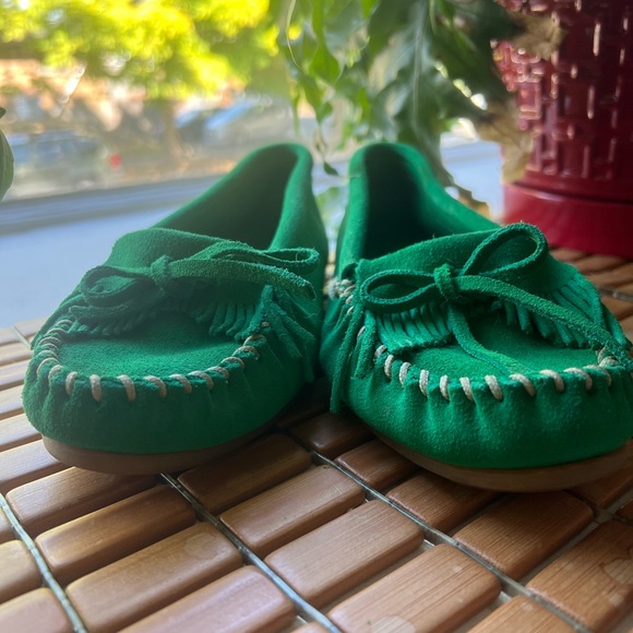 Rare Kelly green Minnetonka Moccasins like new - Picture 6 of 6